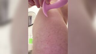 Моя попка жадно съела вибратор