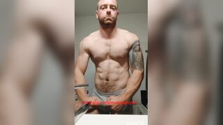 Muscle man doing muscle idolize flash muscle