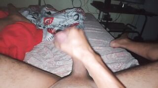 Hombre se despierta a las 3am y desata su furia masturbandose