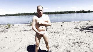 Jerkin off on a sunny day at the sea