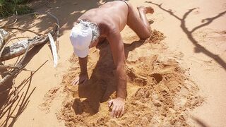 Ladysilva femboy na praia de calcinha exibindo sua bunda grande gostosa