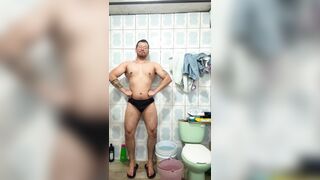 Hunky llega del gym y mide sus resultados y en la noche suelta un chorro de mucho nut-juice