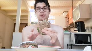 ragazzo porco mangia un panino mentre si masturba il cazzo grosso
