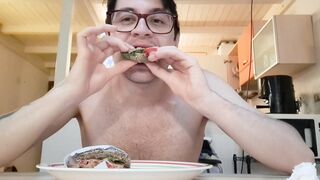ragazzo porco mangia un panino mentre si masturba il cazzo grosso
