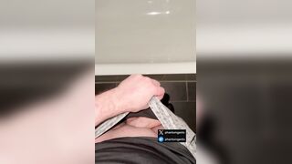 Geiler deutscher Typ nach dem Gym – Schau wie hart ich bin, fette Ladung in die Badewanne