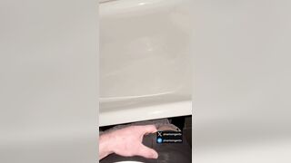 Geiler deutscher Typ nach dem Gym – Schau wie hart ich bin, fette Ladung in die Badewanne