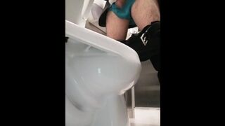 Señor se excita en baño publico