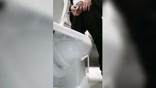 Señor se excita en baño publico