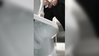 Señor se excita en baño publico