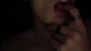 [BL] It is said to lick a finger, and a handsome member of society who is licking