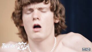 TWINKPOP - Bruce Jones Licks Spikey Dees Hole And Fingers Him Before Pounding Him On The Couch