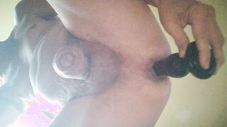Засунул себе в жопу анальную пробку