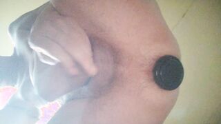 Засунул себе в жопу анальную пробку