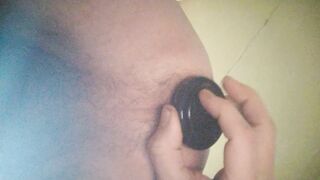 Засунул себе в жопу анальную пробку