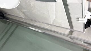 azgın femboy banyoda  kendini becerip yüzüne boşaldı