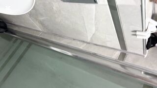 azgın femboy banyoda  kendini becerip yüzüne boşaldı