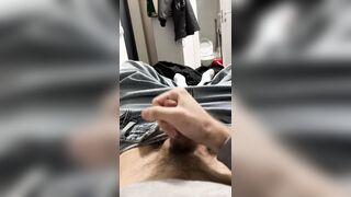 Парень дрочит в джинсах