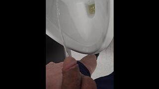 Je pisse a la salle de fitness