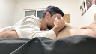 haciendo que mi compañero de piso se corra en mi boca