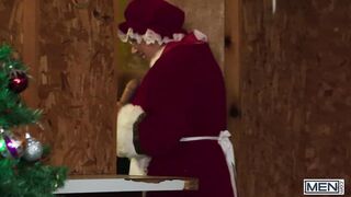 GUYS - Benjamin Blue Rails A Fresh Christmas Fucktoy In Front Of Dad Cakes, Then Rails Him Instead