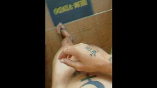 Levantando da cama e indo mijar no quintal da minha casa, a céu aberto