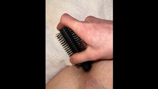 Mit Haarbürste in den dreckigen Arsch gefickt