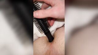 Mit Haarbürste in den dreckigen Arsch gefickt