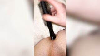 Mit Haarbürste in den dreckigen Arsch gefickt