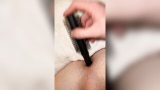 Mit Haarbürste in den dreckigen Arsch gefickt