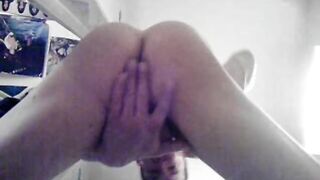 Masturbe (23) with one testicle