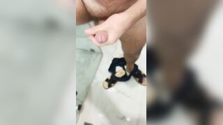 Pop-shot guy solo onanism in the motel shower