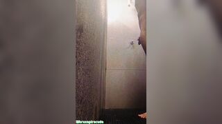 Tomando banho no vestiário da academia