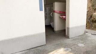 公園のトイレでパイパンペニクリからurinate