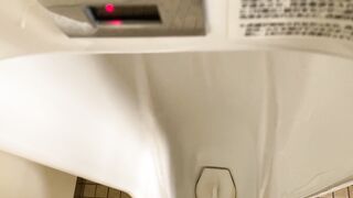 公園のトイレでパイパンペニクリからurinate