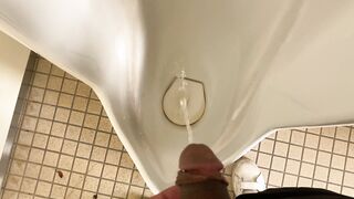 公園のトイレでパイパンペニクリからurinate