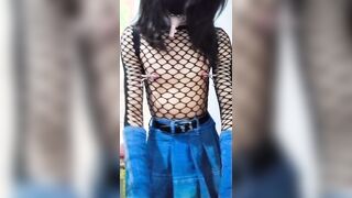 Maricona enjaula su mini verga en jaula de castidad y modela su ropa de zorra