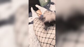 Femboy se masturba en medias de crimson hasta reunir su jelly en una copa