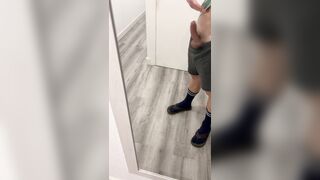 Polla grande frente al espejo de una persona especial