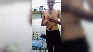 Voltando da academia e tirando a roupa