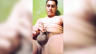 Me desnudo y me pajeo