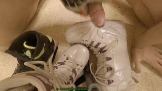 five Money-shots on milky Nike Vapen snowboardboots