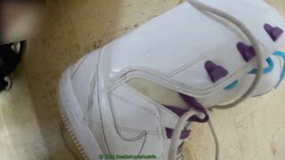 five Money-shots on milky Nike Vapen snowboardboots