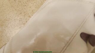 five Money-shots on milky Nike Vapen snowboardboots