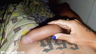 Uma punheta noturna (o pau ficando duro aos poucos)