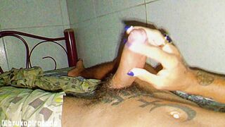 Uma punheta noturna (o pau ficando duro aos poucos)