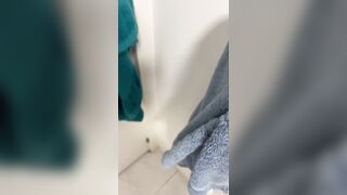 El cepillo y la toalla de mi compañera de piso