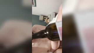 Je mencule avec une bouteille de ambidextrousère et leche quand elle sort de mon cul