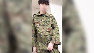元自衛隊が久しぶりに戦闘服を着て触る姿