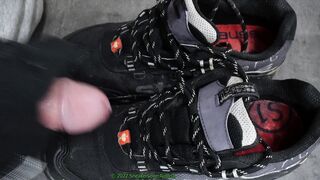 two jizz flows on engelbert strauss boots