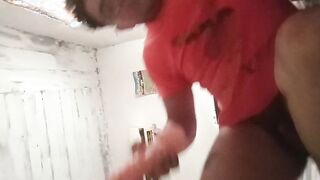 Gordo chupa y se masturba con consolador grande y se viene rico